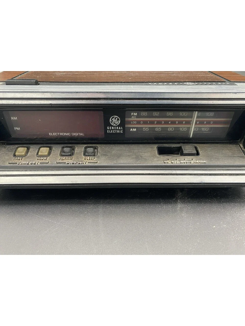 GE Walnut Grain Finish Alarm Clock Radio Model #7-4650K - Tested